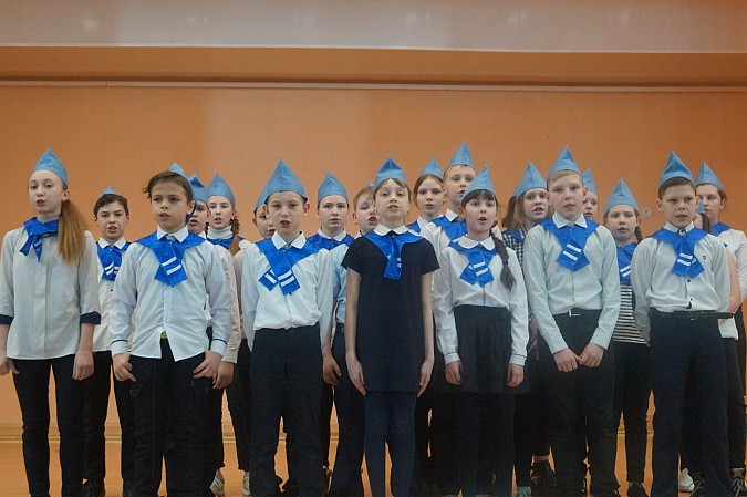 В школе №8 в честь 75-летия Победы устроили битву хоров фото 7