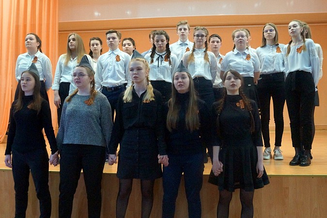 В школе №8 в честь 75-летия Победы устроили битву хоров фото 3