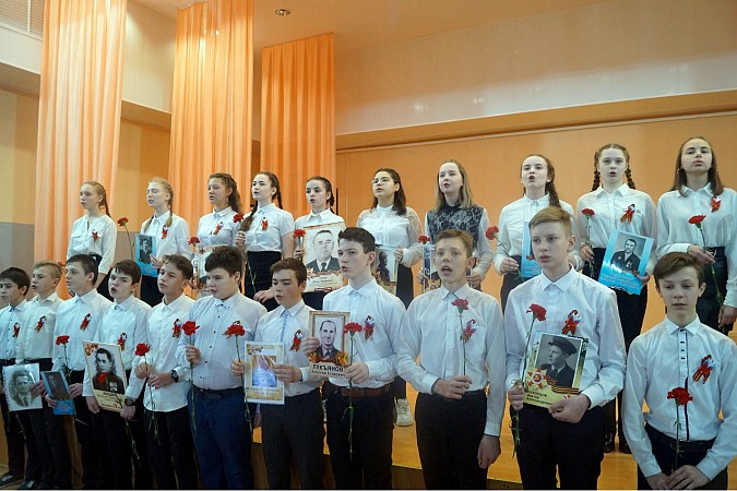 В школе №8 в честь 75-летия Победы устроили битву хоров фото 6
