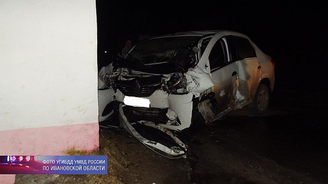 В Родниках водитель «Рено Логан» погиб, врезавшись в продуктовый магазин фото 2