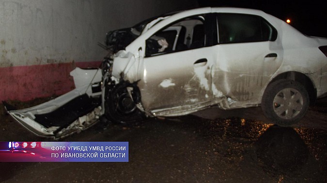 В Родниках водитель «Рено Логан» погиб, врезавшись в продуктовый магазин фото 4