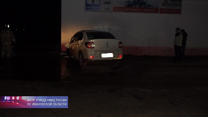 В Родниках водитель «Рено Логан» погиб, врезавшись в продуктовый магазин фото 5