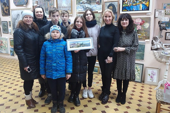 Жительница Лондона подарила ребятам из кинешемского детдома картину «Вид с Никольского моста» фото 4