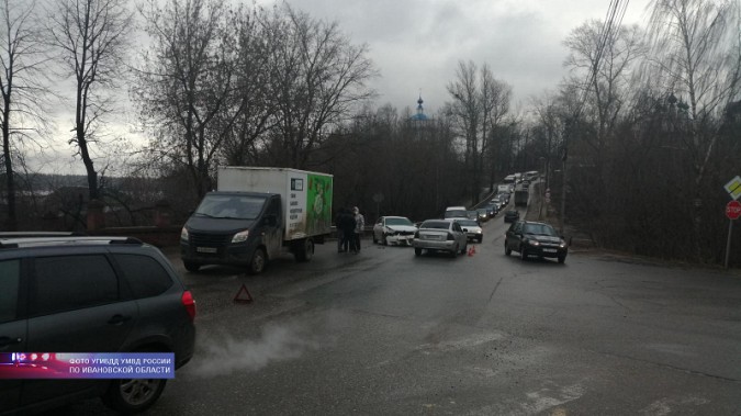 В аварии на перекрестке улиц Юрьевецкая и Подгорная пострадали два человека фото 3