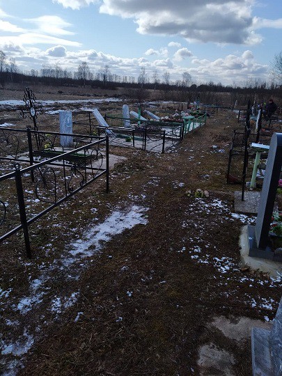 На городском кладбище в Заволжске неизвестные надругались над 15 могилами фото 6