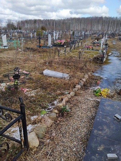 На городском кладбище в Заволжске неизвестные надругались над 15 могилами фото 7