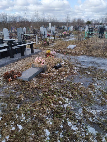 На городском кладбище в Заволжске неизвестные надругались над 15 могилами фото 3