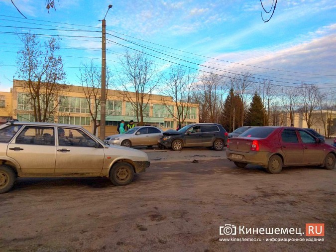 В Кинешме напротив бывшего бассейна произошло массовое ДТП фото 3