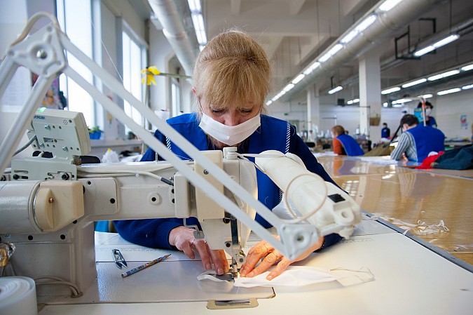 На Ивановском парашютном заводе начали шить маски и защитные костюмы фото 6