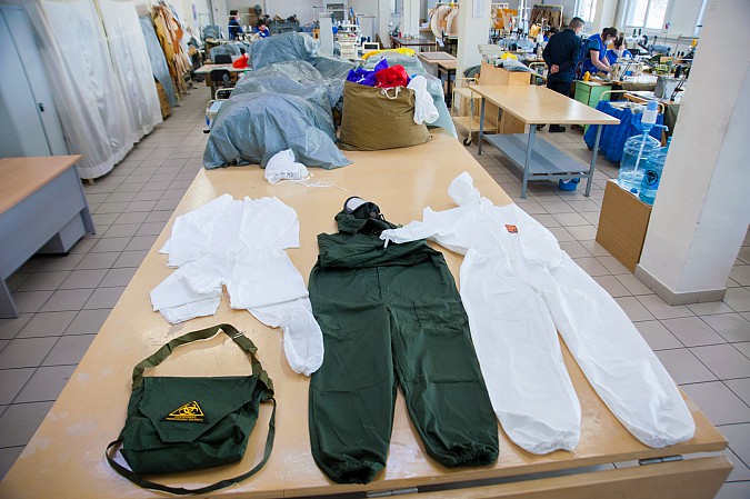 На Ивановском парашютном заводе начали шить маски и защитные костюмы фото 2
