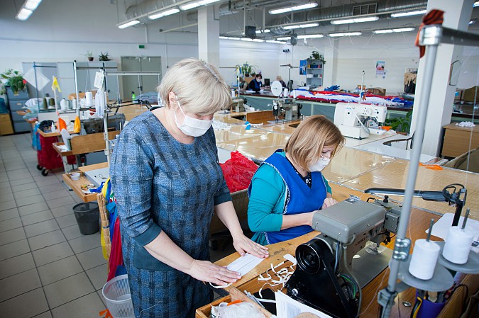 На Ивановском парашютном заводе начали шить маски и защитные костюмы фото 7