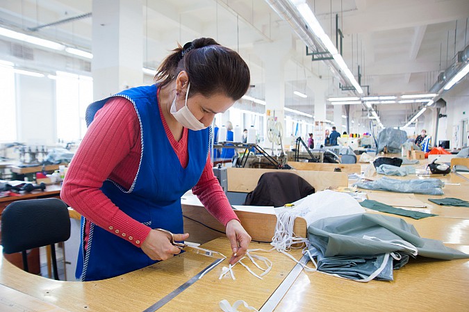 На Ивановском парашютном заводе начали шить маски и защитные костюмы фото 4
