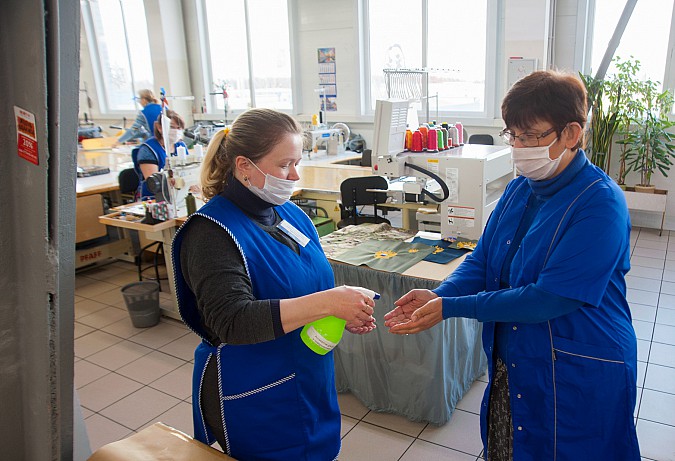 На Ивановском парашютном заводе начали шить маски и защитные костюмы фото 8