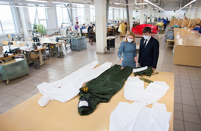 На Ивановском парашютном заводе начали шить маски и защитные костюмы фото 11