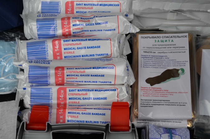 Дежурный наряд ДПС в Кинешме оснастили новой аптечкой для оказания первой помощи фото 6