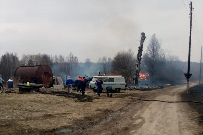 В Кинешемском районе пожар уничтожил несколько домов фото 7