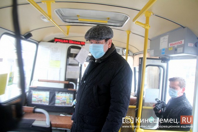 Мэр Кинешмы проверил дезинфекцию общественного транспорта фото 2