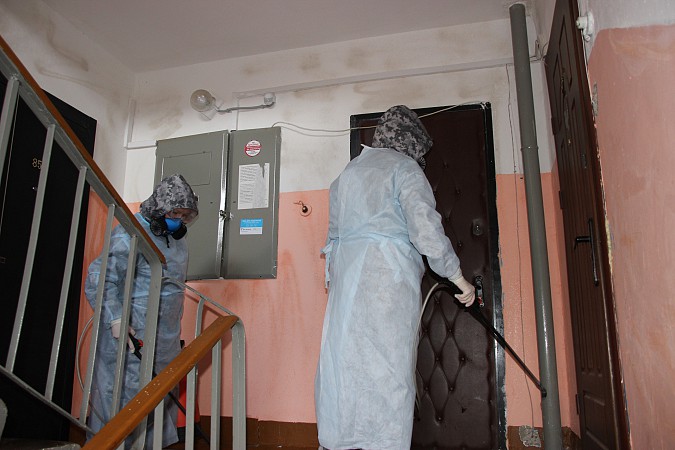 Глава Кинешмы проверил соблюдение дезинфекционных мероприятий в многоквартирных домах фото 7