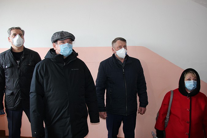 Глава Кинешмы проверил соблюдение дезинфекционных мероприятий в многоквартирных домах фото 4