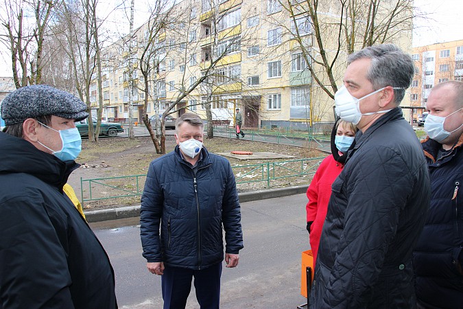 Глава Кинешмы проверил соблюдение дезинфекционных мероприятий в многоквартирных домах фото 3
