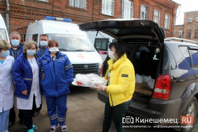 Кинешемский хлебокомбинат приехал на станцию скорой помощи с пасхальными куличами фото 2