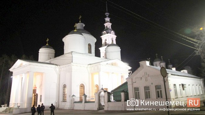 Православные Кинешмы собрались на Пасхальное богослужение в Троицко-Успенском соборе фото 26