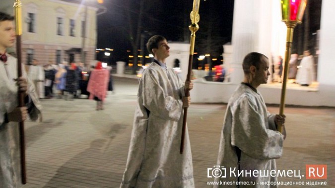 Православные Кинешмы собрались на Пасхальное богослужение в Троицко-Успенском соборе фото 18