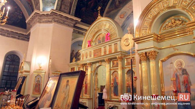 Православные Кинешмы собрались на Пасхальное богослужение в Троицко-Успенском соборе фото 23