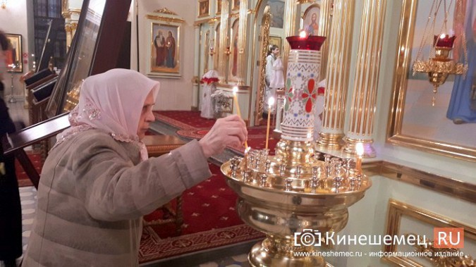 Православные Кинешмы собрались на Пасхальное богослужение в Троицко-Успенском соборе фото 12