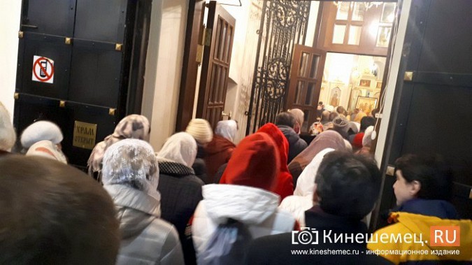 Православные Кинешмы собрались на Пасхальное богослужение в Троицко-Успенском соборе фото 7