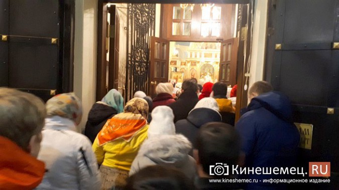 Православные Кинешмы собрались на Пасхальное богослужение в Троицко-Успенском соборе фото 8