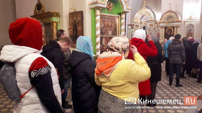 Православные Кинешмы собрались на Пасхальное богослужение в Троицко-Успенском соборе фото 11