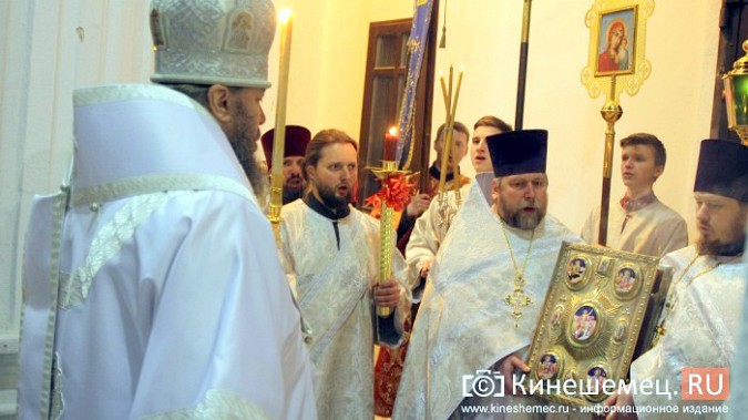Православные Кинешмы собрались на Пасхальное богослужение в Троицко-Успенском соборе фото 19