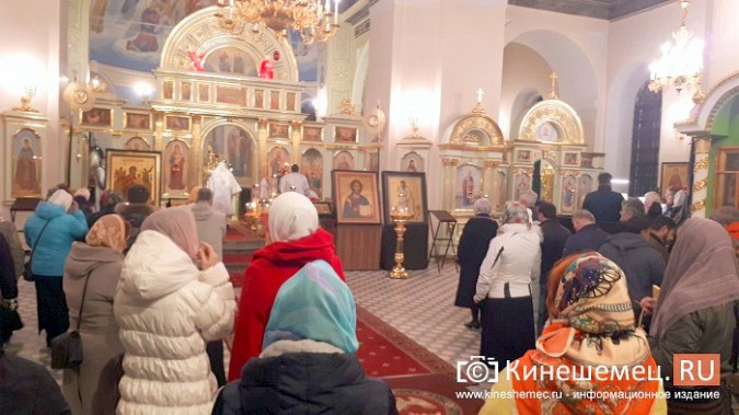 Православные Кинешмы собрались на Пасхальное богослужение в Троицко-Успенском соборе фото 10