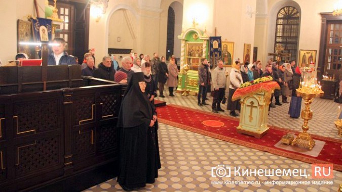 Православные Кинешмы собрались на Пасхальное богослужение в Троицко-Успенском соборе фото 22