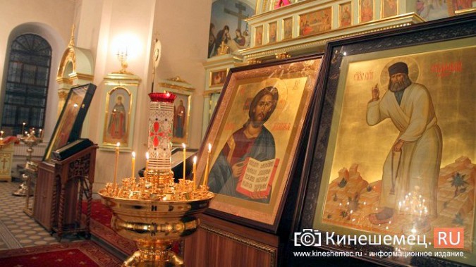 Православные Кинешмы собрались на Пасхальное богослужение в Троицко-Успенском соборе фото 25
