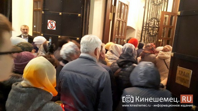 Православные Кинешмы собрались на Пасхальное богослужение в Троицко-Успенском соборе фото 6