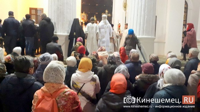 Православные Кинешмы собрались на Пасхальное богослужение в Троицко-Успенском соборе фото 4