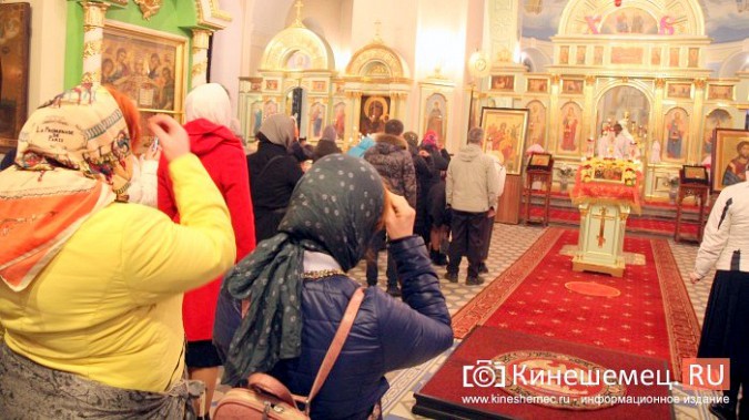Православные Кинешмы собрались на Пасхальное богослужение в Троицко-Успенском соборе фото 21