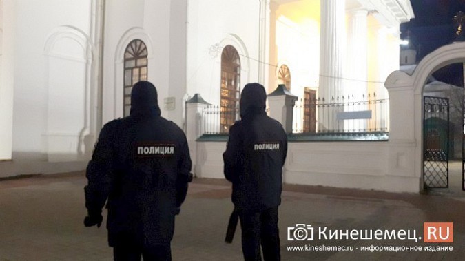 Православные Кинешмы собрались на Пасхальное богослужение в Троицко-Успенском соборе фото 15