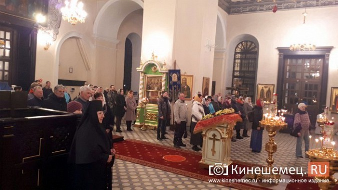 Православные Кинешмы собрались на Пасхальное богослужение в Троицко-Успенском соборе фото 14