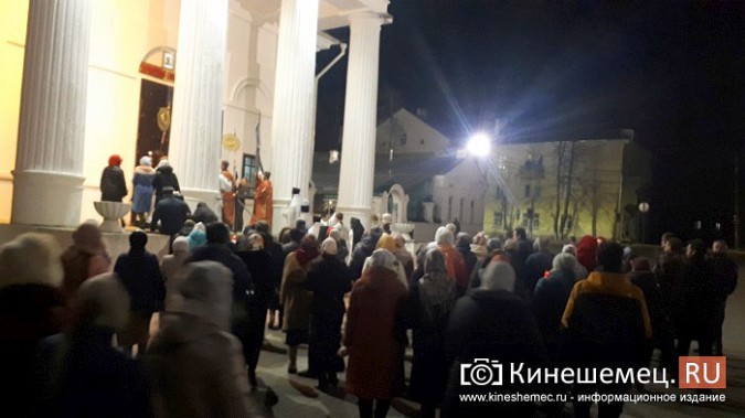 Православные Кинешмы собрались на Пасхальное богослужение в Троицко-Успенском соборе фото 3