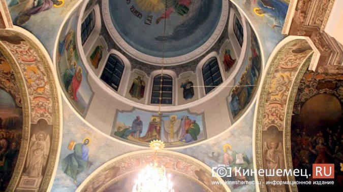 Православные Кинешмы собрались на Пасхальное богослужение в Троицко-Успенском соборе фото 24