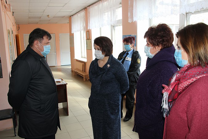 Глава Кинешмы проинспектировал выдачу продуктовых наборов учащимся из малообеспеченных семей фото 4