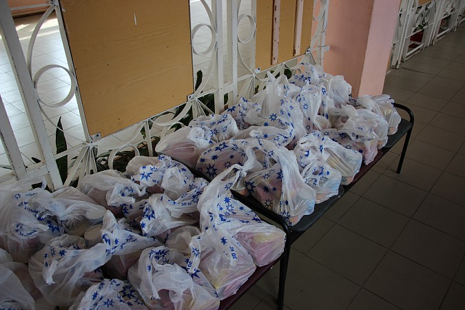 Глава Кинешмы проинспектировал выдачу продуктовых наборов учащимся из малообеспеченных семей фото 5