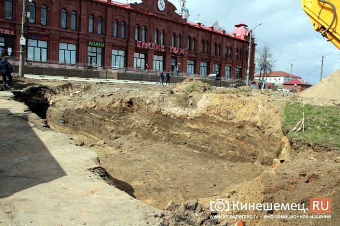 В центре Кинешмы выкопали огромный котлован под сухой фонтан фото 6