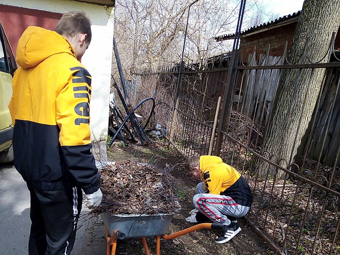 Воспитанники Кинешемского детского дома в условиях самоизоляции вышли на субботник фото 4