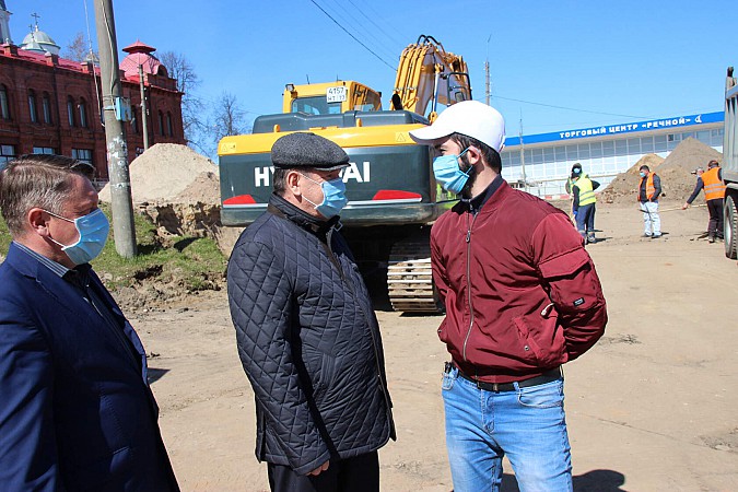К визиту главы Кинешмы строители на пл.Революции надевают маски фото 2