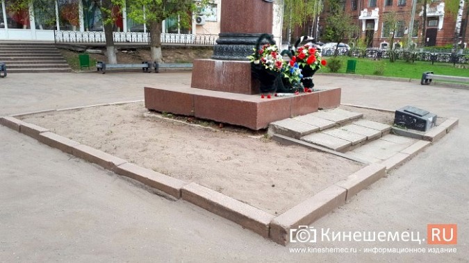 Власти Кинешмы ко Дню Победы так и не привели в порядок памятник маршалу Василевскому фото 6