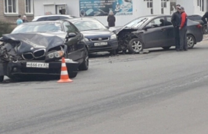 У гипермаркета на «Чкаловском» произошло тройное ДТП фото 2